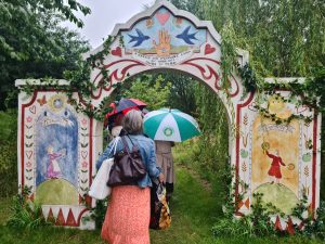 Guests passing under an arch